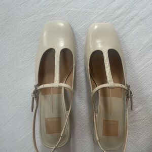 NWOT Dolce Vita Cream Heels Sleek Design